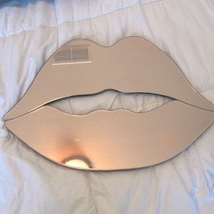 Mirrored lips